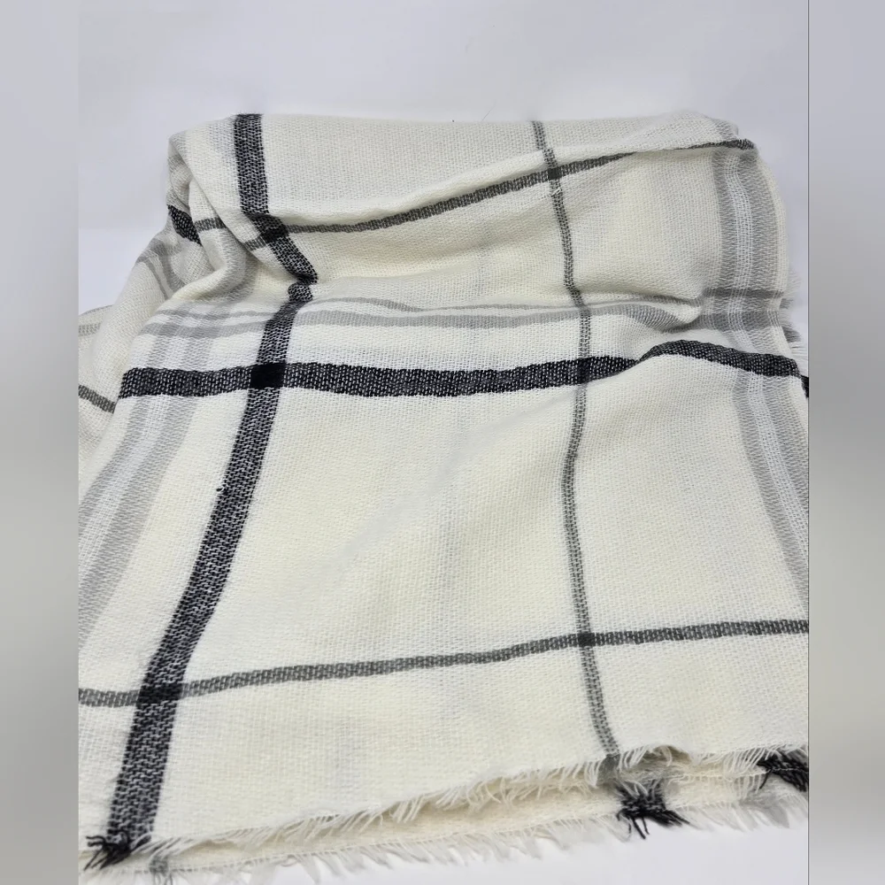 OLD NAVY OVERSIZE FLANNEL BLANKET SCARF CREAM PLAID SHAWL WRAP WOMEN OS COZY